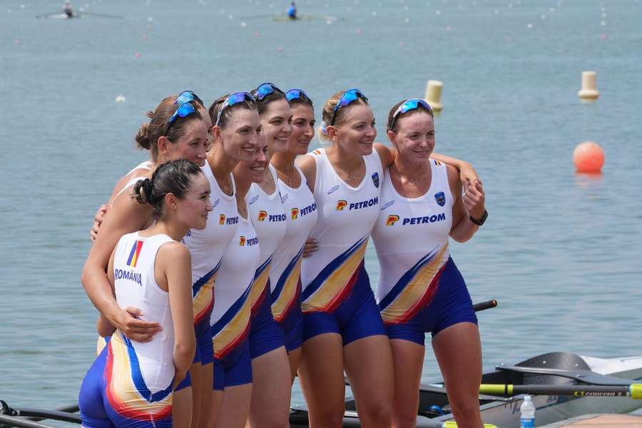 Echipajul feminin de 8+1 al României sărbătorește câștigarea finalei la Europenele de canotaj de la Varese