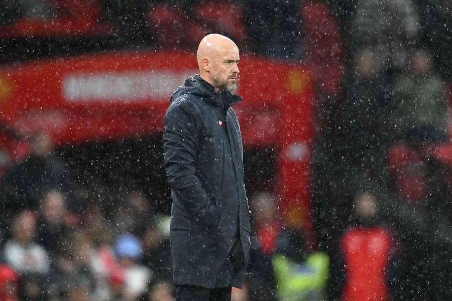 Erik ten Hag observa el partido entre el Manchester United y el Tottenham.