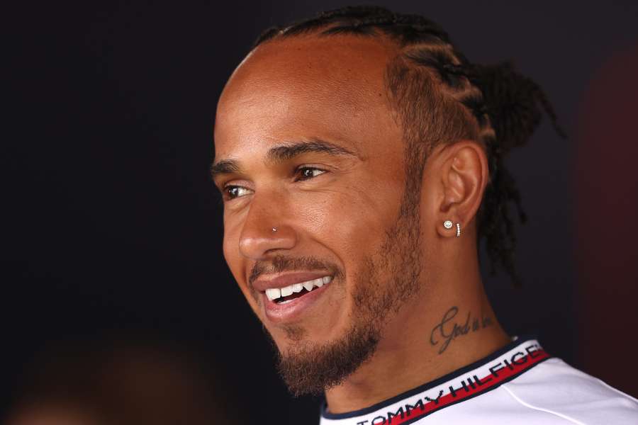 Hamilton sonríe pese a desaparecer de la primera línea en F1