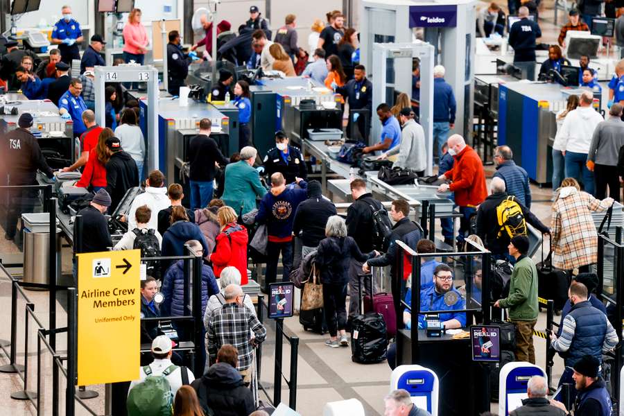 El proceso de búsqueda para embarcar en un aeropuerto estadounidense puede ser largo El proceso de búsqueda para embarcar en un aeropuerto estadounidense puede ser largo