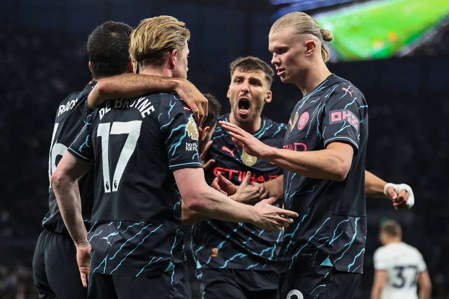 Manchester City wyrgywa z Tottenhamem po dublecie Haalanda i jest coraz bliżej mistrzostwa