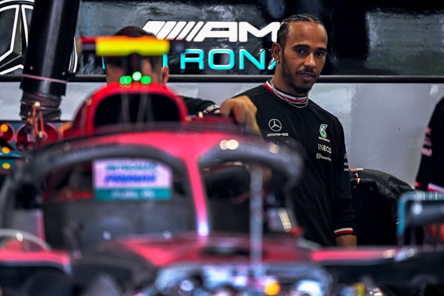 Lewis Hamilton in de paddock tijdens de eerste dag van het raceweekend in Brazilië 