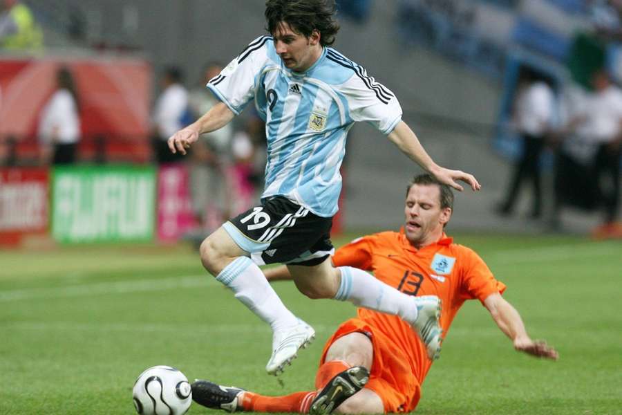 Lionel Messi (l) in duel met André Ooijer