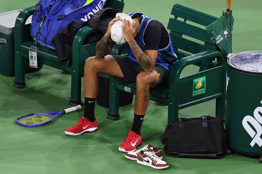 Kyrgios se retira desolado de Indian Wells.