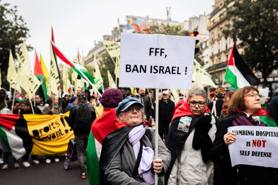 Een bord op een pro-Palestina demonstratie in Parijs