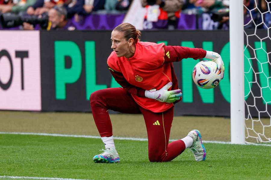 Ann-Katrin Berger beim Aufwärmen vor dem Spiel gegen Dänemark.
