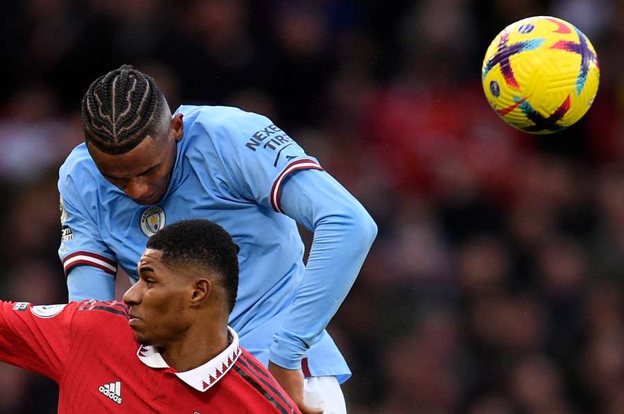 Akanji et Rashford à la lutte lors du derby.