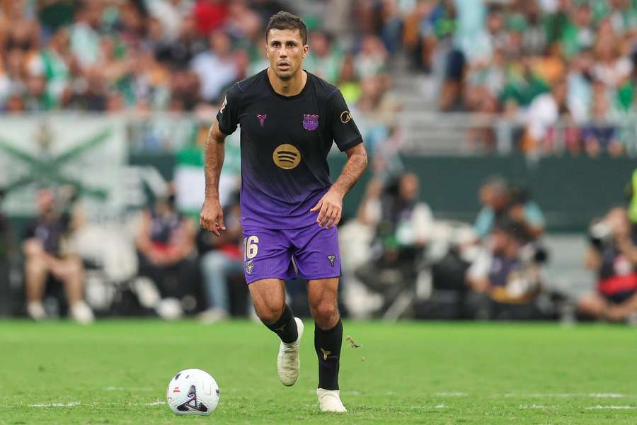 Zaskakujący pomysł Barcelony na mecz z PSG. Rodri może zagrać na środku obrony