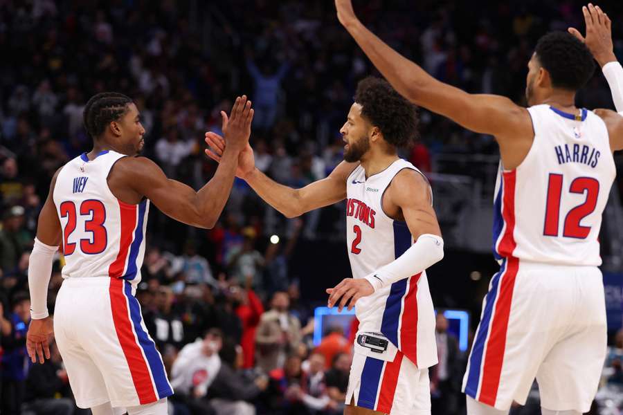 Pistons celebrate upset win over Lakers, improve to 3-5 on the season