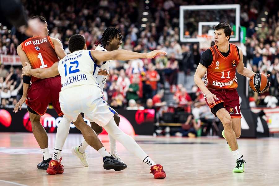 Vladimir Lucic und Oscar da Silva laufen einen Spielzug. Vladimir Lucic und Oscar da Silva laufen einen Spielzug.