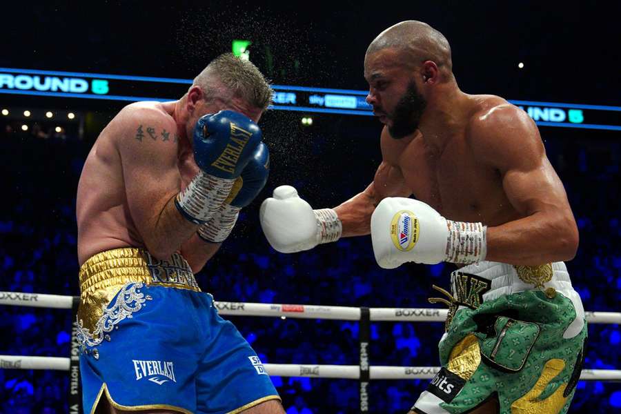 Smith defiende los golpes de Eubank