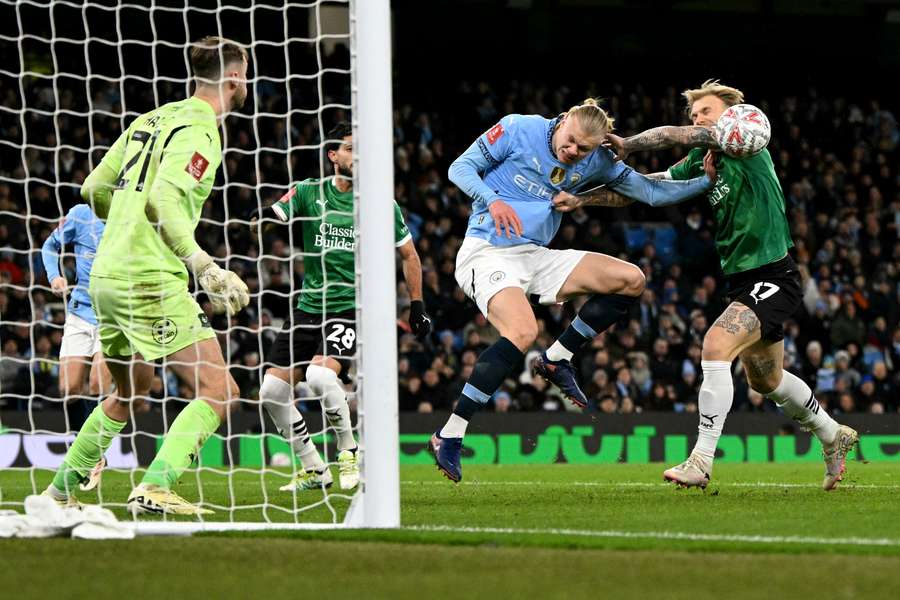Tymoteusz Puchacz walczy z Erlingiem Haalandem z Manchesteru City