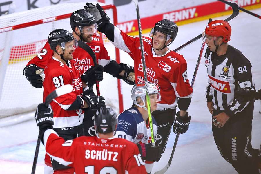 Moritz Müller und die Kölner Haie  beim Feiern.