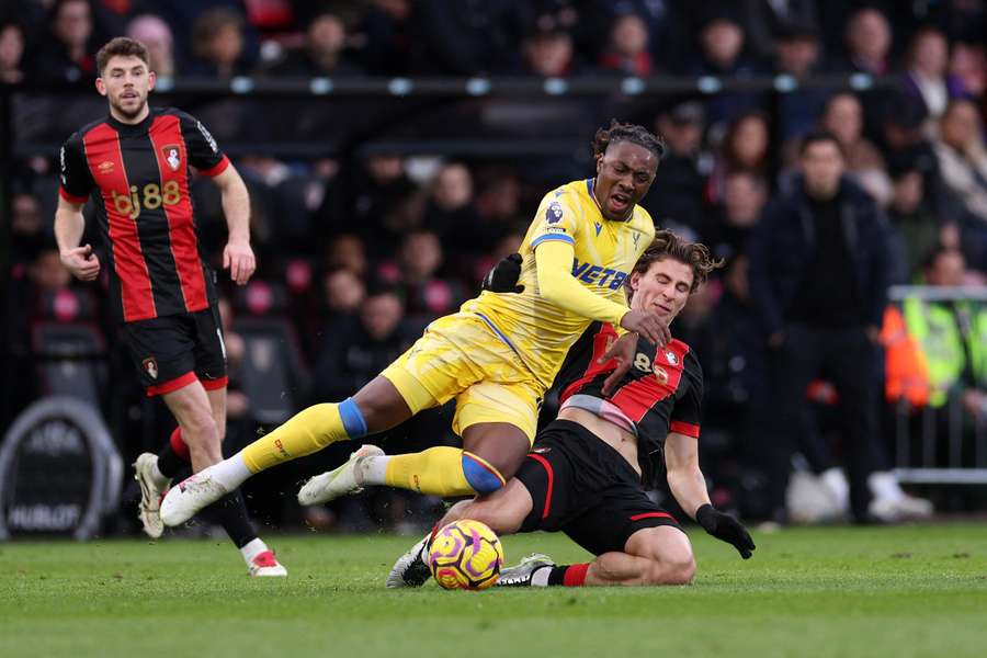 Eberechi Eze e Illya Zabarnyi en el Bournemouth-Crystal Palace