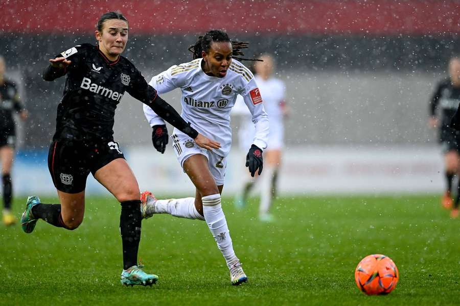 Lara Marti (l.) von Leverkusen im Zweikampf mit Emelyne Larent.