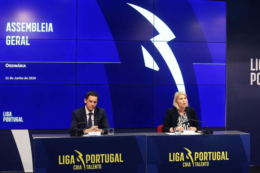 José Mendes, presidente da Mesa da Assembleia Geral, e Helena Pires, CEO da Liga Portugal