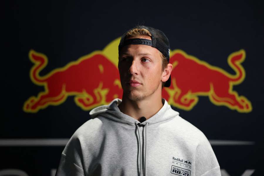 Liam Lawson elogia a Max Verstappen: "No hay nadie mejor"