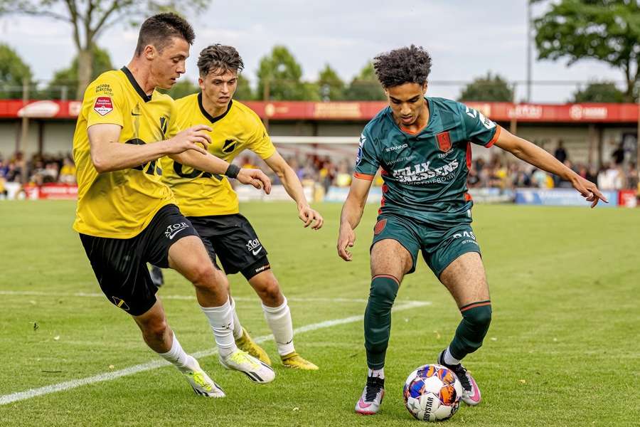 Nouri El Harmazi in actie voor RKC Waalwijk in een oefenwedstrijd tegen NAC Breda