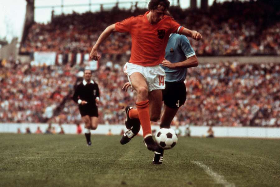 Den hollandske maestro, Johan Cruyff, i kontrol med situationen som sædvanligt.