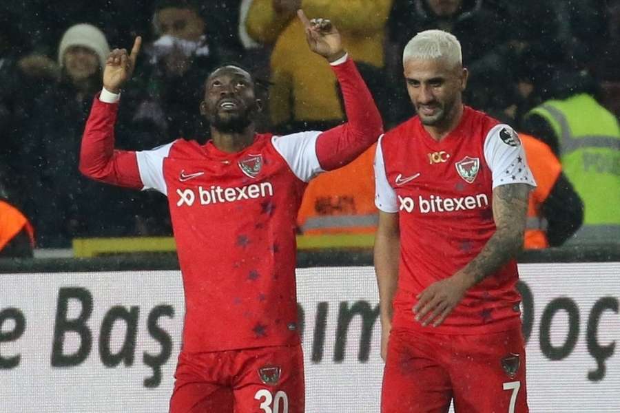 Atsu (à gauche) célébrant son dernier but avec Hatayspor.