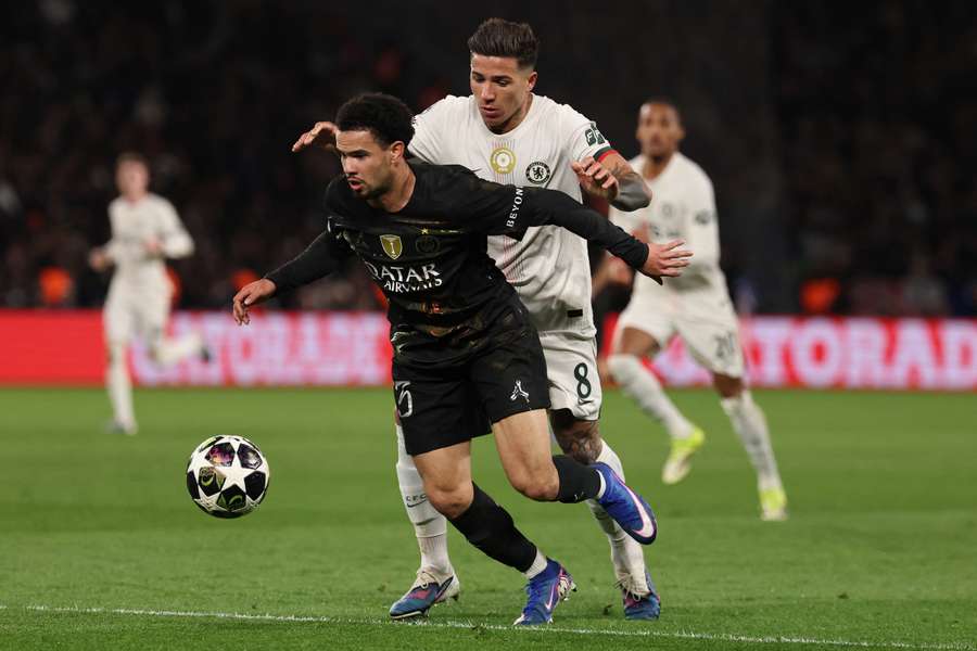 Warren Zaïre-Emery au duel avec Enzo Fernandez mercredi dernier.