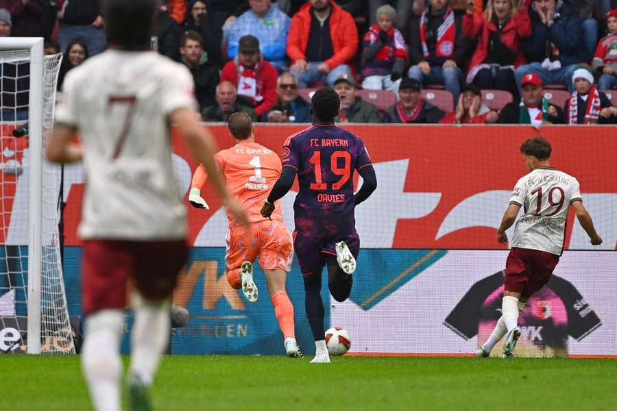 Fellhauer takes advantage of a Neuer error Fellhauer takes advantage of a Neuer error