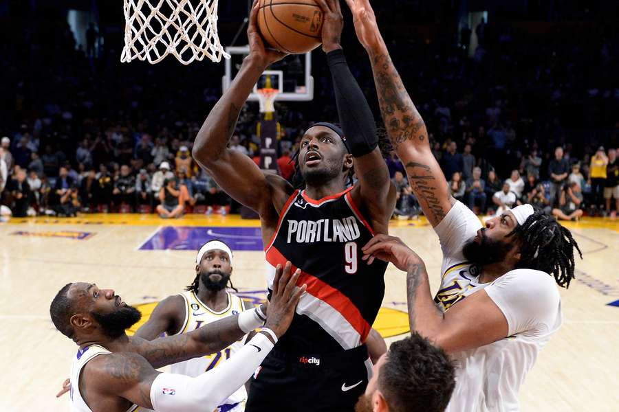 Domingo da NBA: Lakers sofrem virada no final para os Trail Blazers