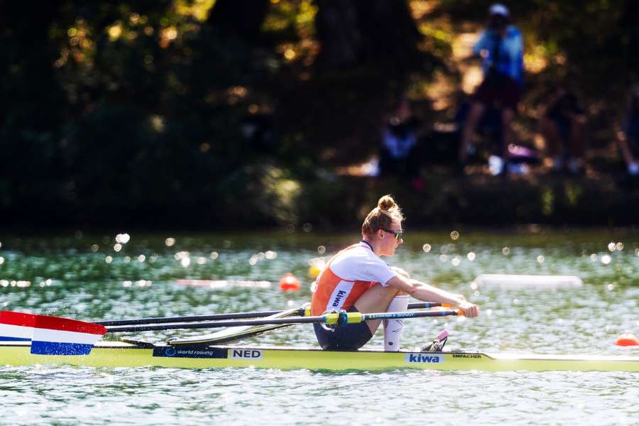 Karolien Florijn in actie tijdens de kwartfinale skiff op de vierde dag van de wereldkampioenschappen roeien in de Servische hoofdstad Belgrado