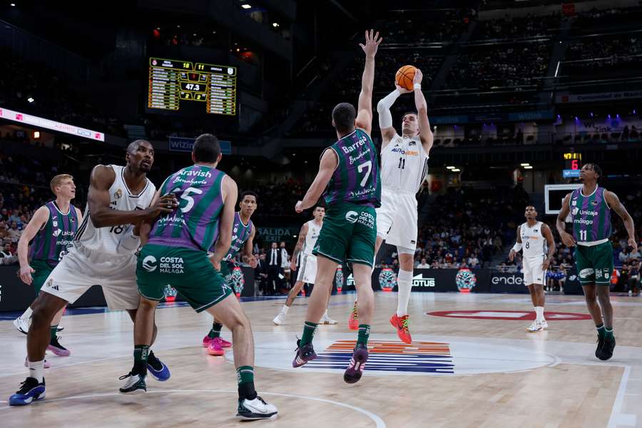 Mario Hezonja lanza a canasta ante Jonathan Barreiro