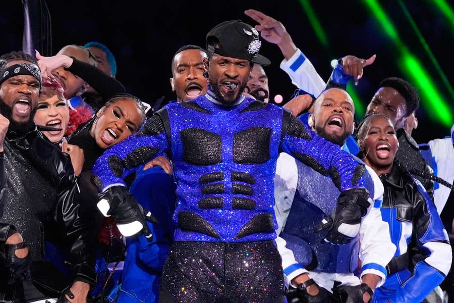 Usher celebró toda una vida de música en el descanso de la Super Bowl LVIII