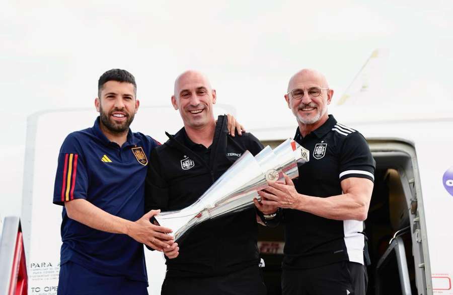 De la Fuente, junto a Rubiales y Jordi Alba, a su llegada a Madrid con el trofeo conquistado.