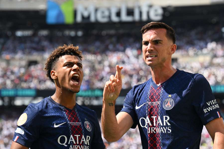 Fabián y Doué celebran uno de los goles del PSG