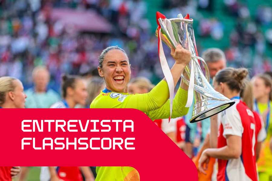Manuela Zinsberger, guarda-redes do Arsenal, segura o troféu da Liga dos Campeões Feminina