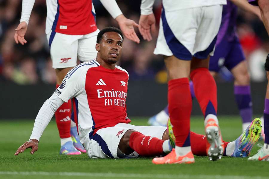 Gabriel Magalhaes, del Arsenal, reacciona tras lesionarse.