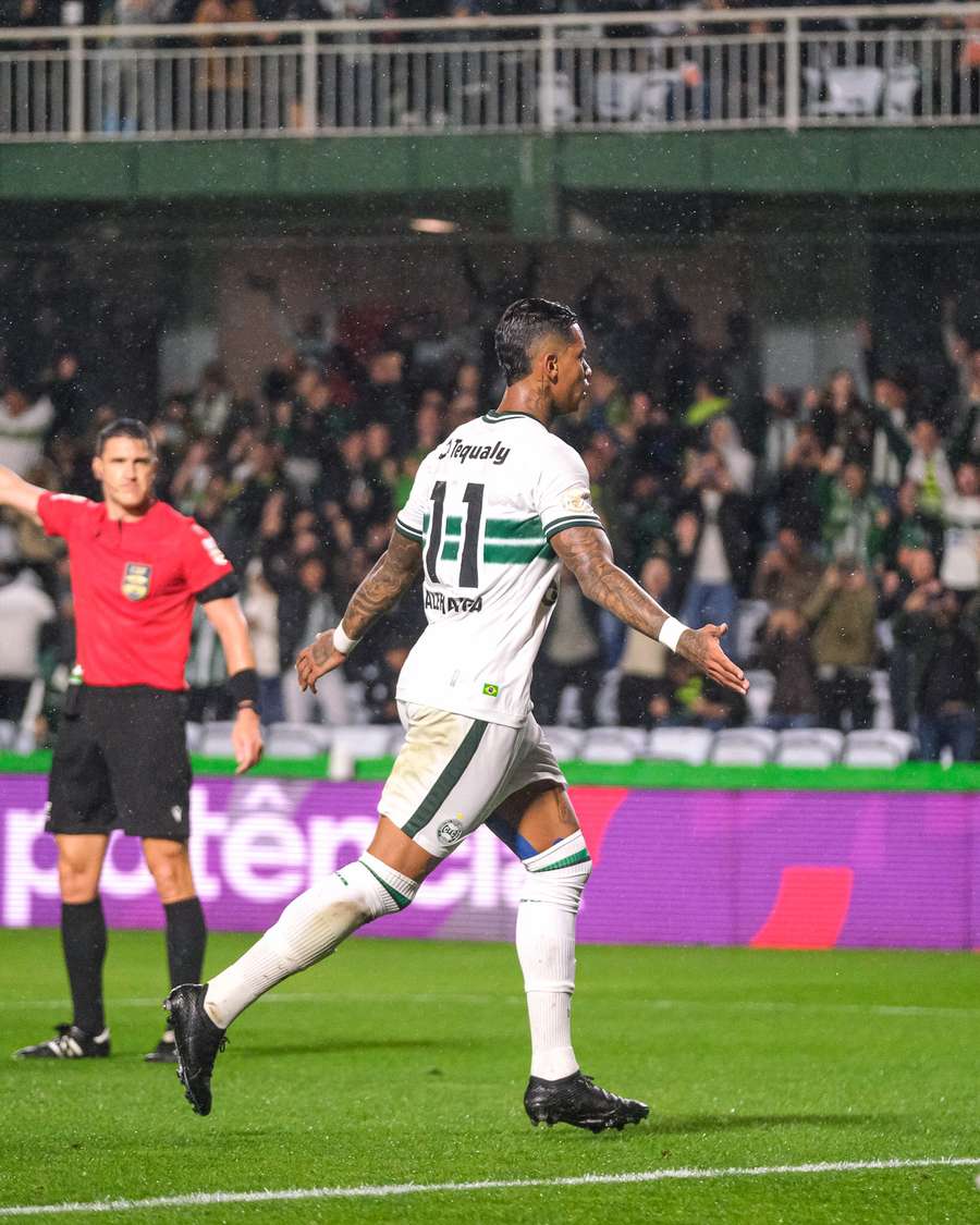 Alef Manga fez 30 gols em 83 jogos pelo Coritiba Alef Manga fez 30 gols em 83 jogos pelo Coritiba