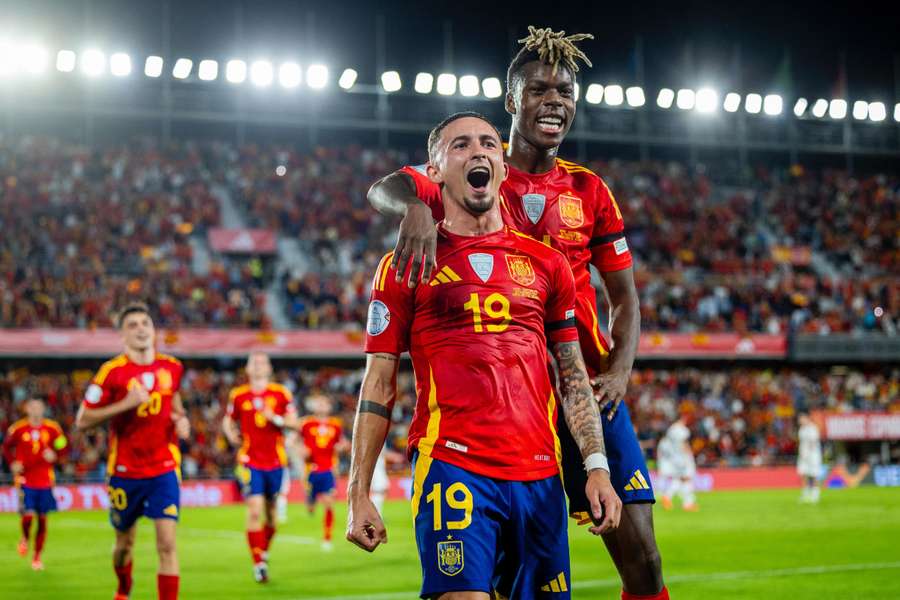 Yeremy Pino celebra com Nico Williams o seu golo contra a Suíça em Tenerife