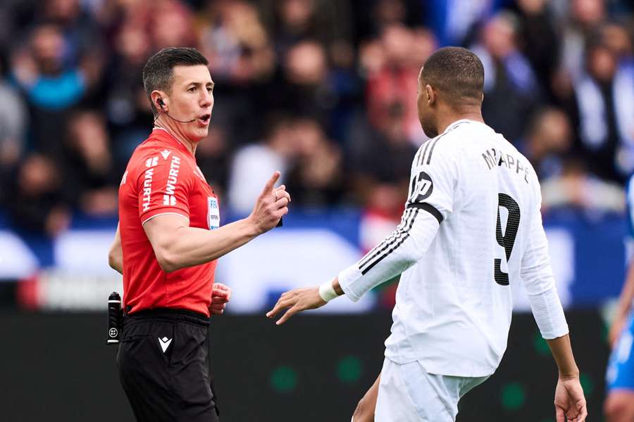 Mbappé recebe punição de apenas um jogo