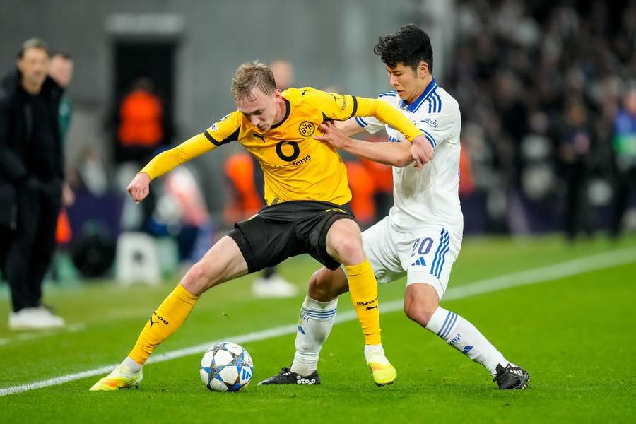 Maximilian Beier (Borussia Dortmund) und Junnosuke Suzuki (FC Copenhagen) battle for the ball Maximilian Beier (Borussia Dortmund) und Junnosuke Suzuki (FC Copenhagen) battle for the ball