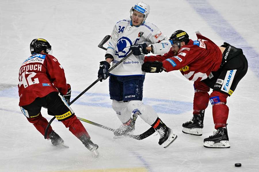 Tvrdost Zacka Kassiana (vpravo) poznává plzeňský Jan Schleiss.