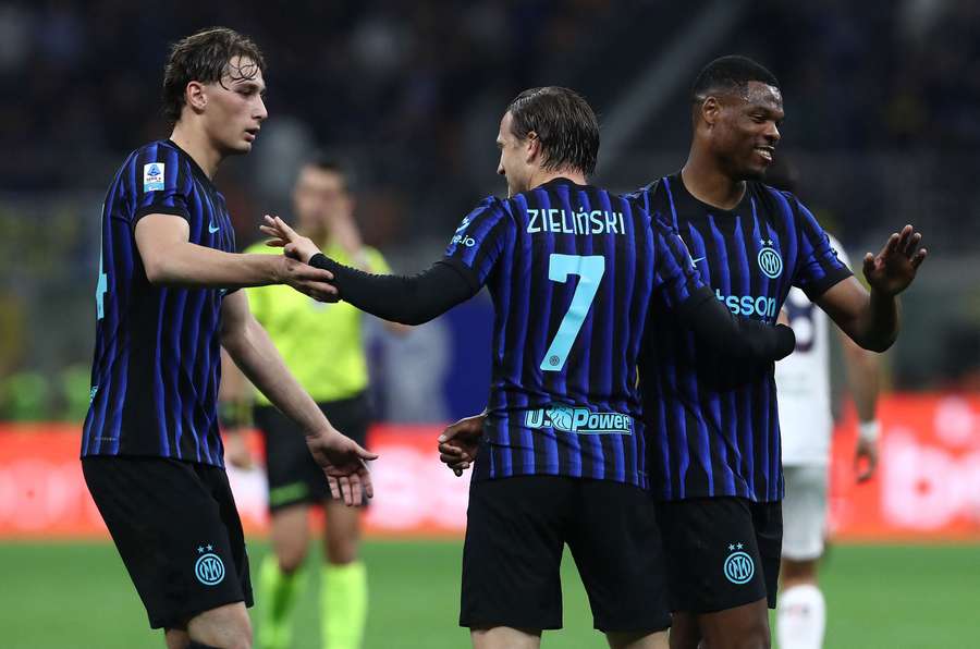 Zielinski celebra un gol con Dumfries e Esposito