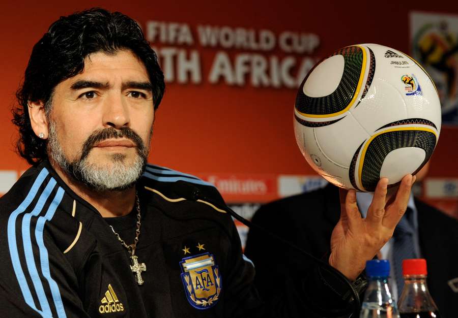 Maradona com a bola do Mundial 2010