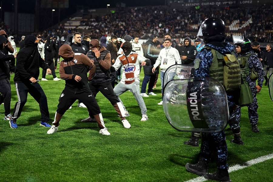 A torcida do Platense agiu com muita violência contra jogadores e torcedores do Fluminense