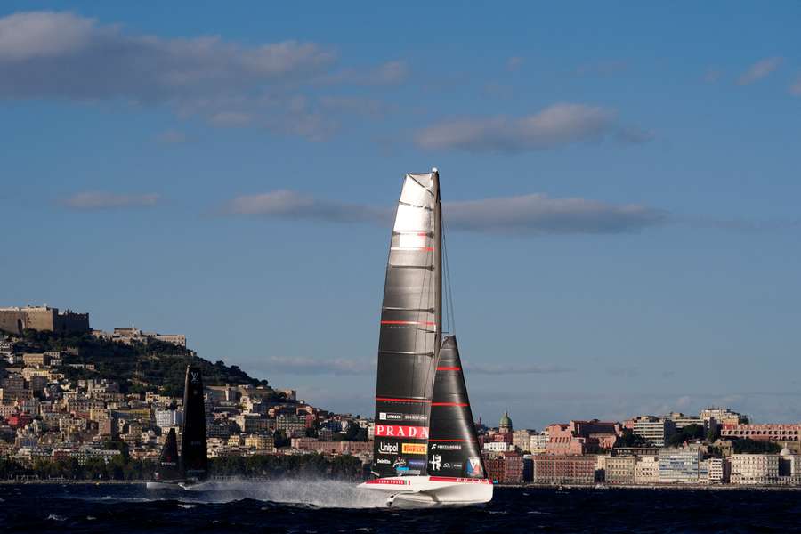 La barca di Luna Rossa nel Golfo La barca di Luna Rossa nel Golfo