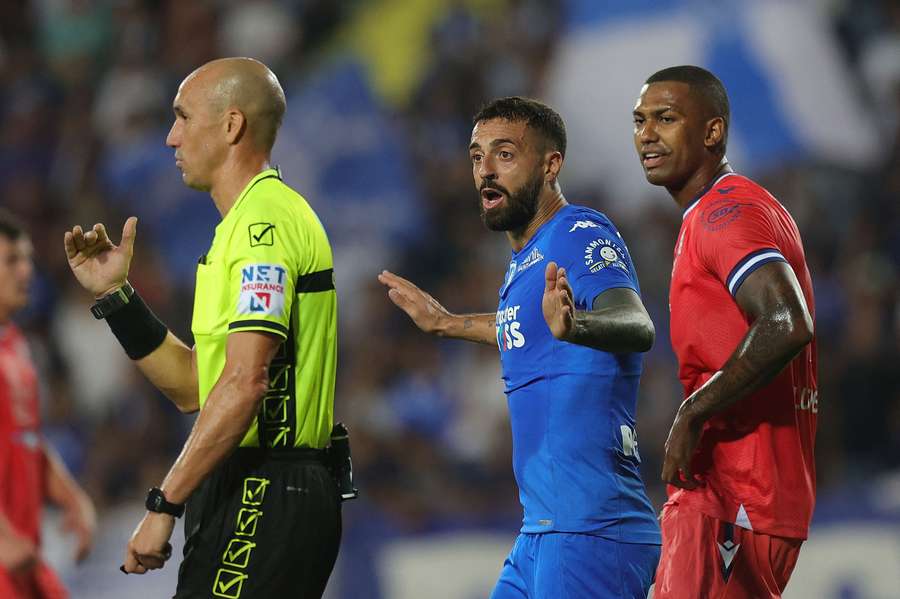 V zápase Empoli s Udinese sudí po zásahu VAR odvolal gól a později i penaltu.