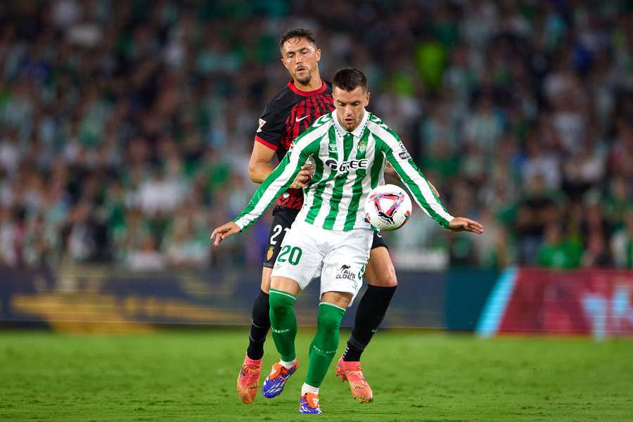 Lo Celso na frente de Raíllo