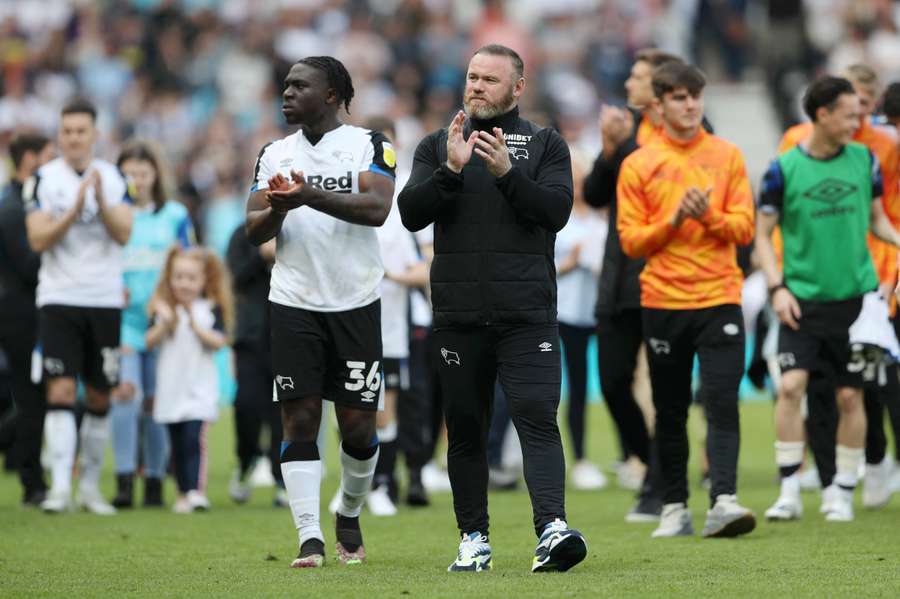 Wayne Rooney e Festy Ebosele, do Derby County, aplaudem os adeptos