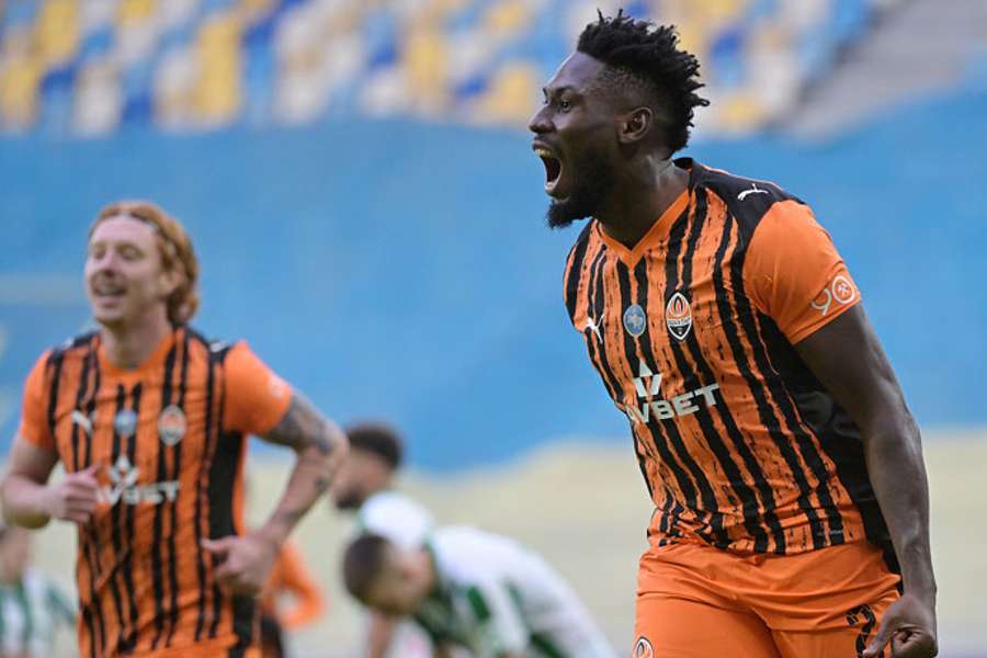 Lassina Traoré celebrates scoring a goal for Shakhtar Donetsk