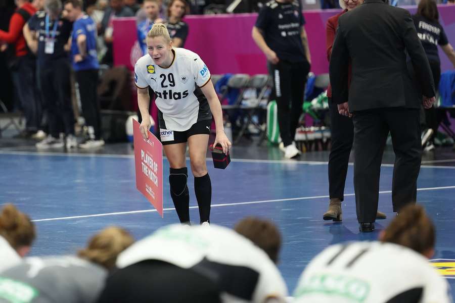 Antje Döll ist in der Partie gegen die Färöer zur Spielerin des Spiels gewählt worden. Antje Döll ist in der Partie gegen die Färöer zur Spielerin des Spiels gewählt worden.