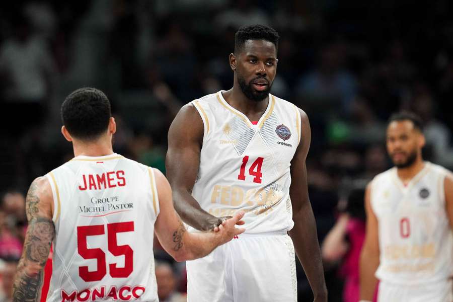 Mam Jaiteh y Mike James se combinaron para 13 rebotes