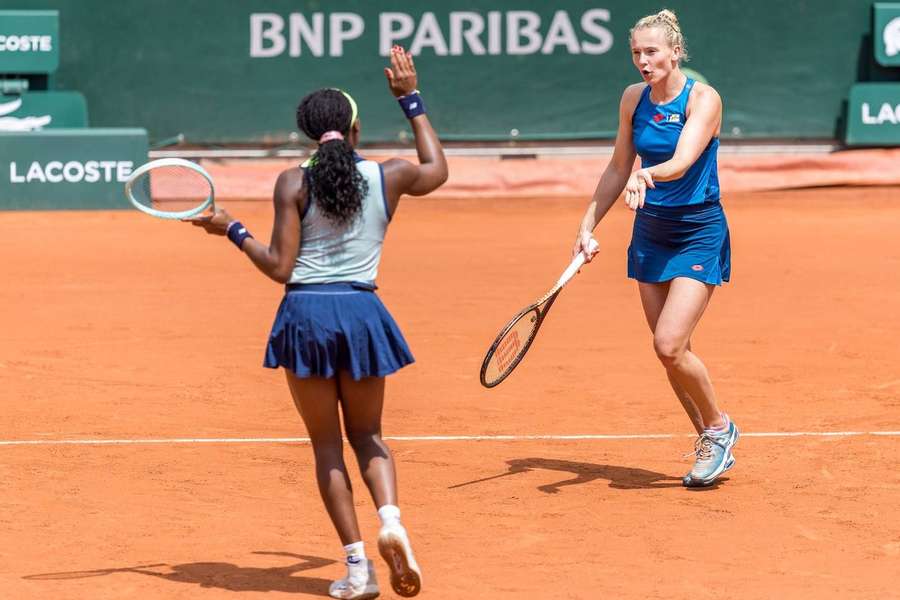 Siniaková s Gauffovou si mohou na French open zahrát finále čtyřhry.